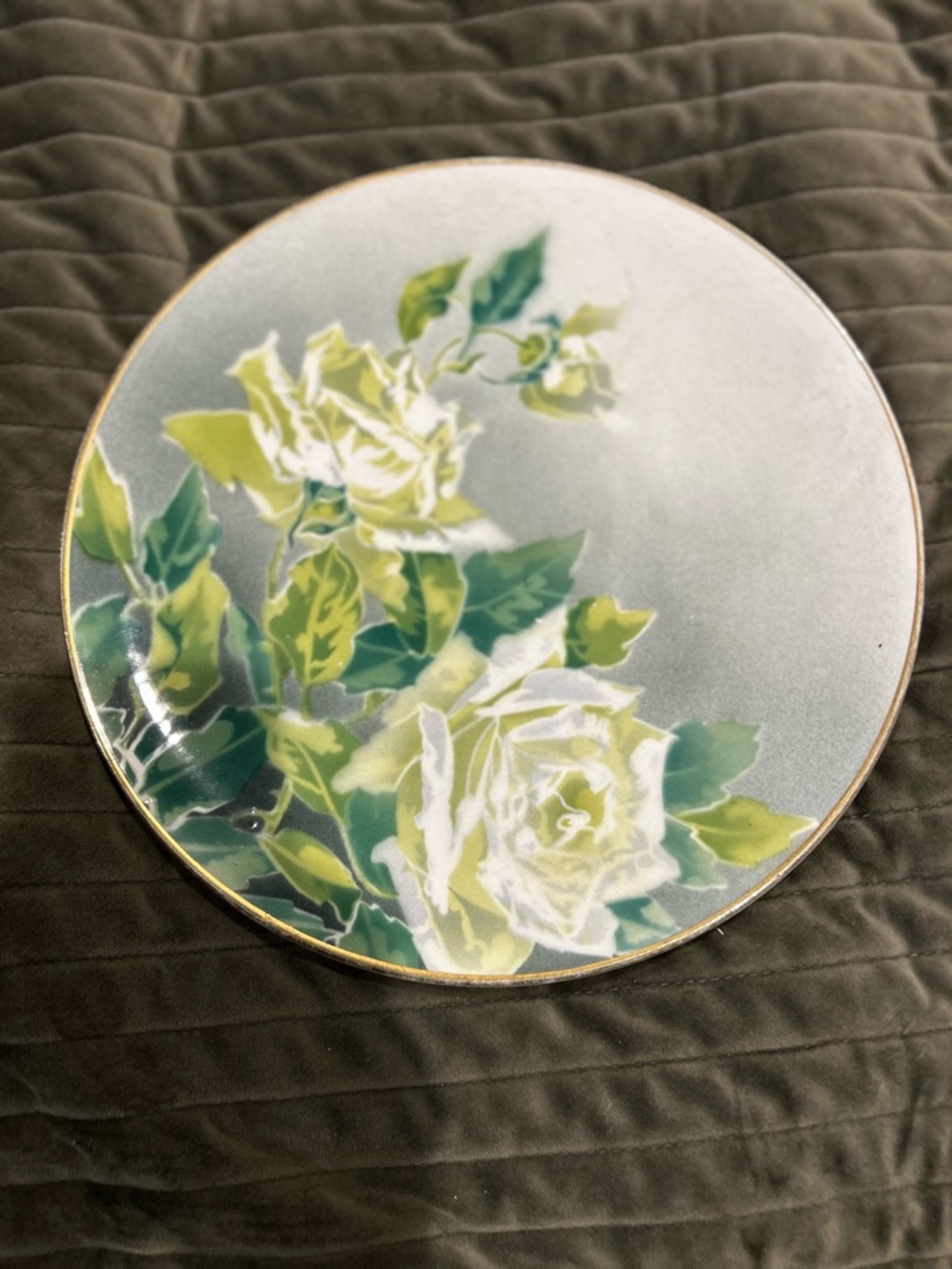 K&G Round Floral Decorative Plate with White and Green Roses vintage 14 in